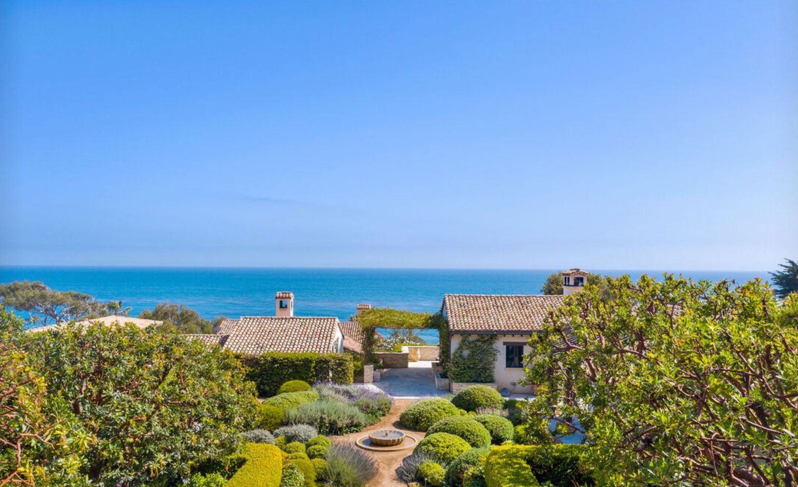 Luxury private gated estate facing the pacific ocean in Malibu