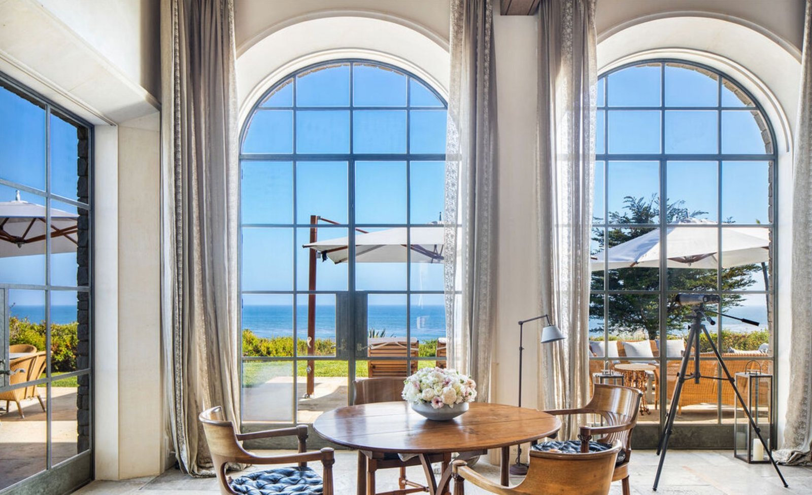 Luxury private gated estate facing the pacific ocean in Malibu