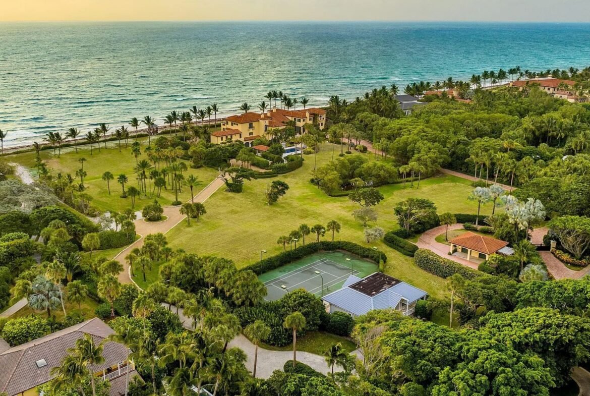 Oceanfront luxury estate in Palm Beach Florida. Immobilier de luxe USA