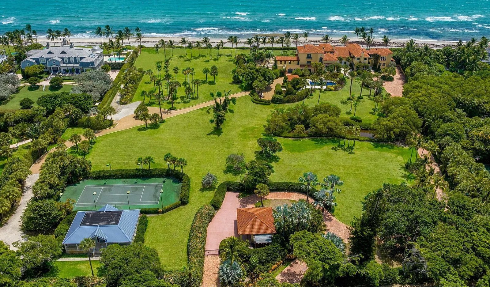 Oceanfront luxury estate in Palm Beach Florida. Immobilier de luxe USA